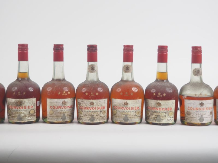 7 FLACONS (? cl) COGNAC COURVOISIER "THE BRANDY OF NAPOLÉON" - 40 % - 