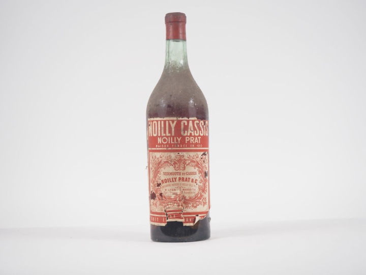 1 VIEILLE BOUTEILLE NOILY CASSIS NOILLY PRAT - EA