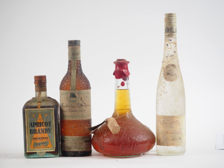 4 BOUTEILLES : 1 APRICOT BRANDY PAR COINTREAU 35 %/1 MANDARINE NAPOLÉO