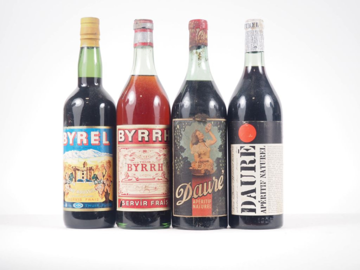 4 VIEILLES BOUTEILLES DE VINS DOUX NATURELS : 1 BYREL GRAND ROUSSILLON