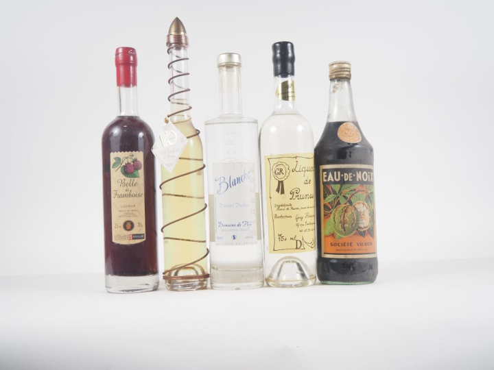 5 BOUTEILLES : 1 VIEILLE EAU DE VIE DE PRUNES DENOIX 35 cl - 42 % / 1 