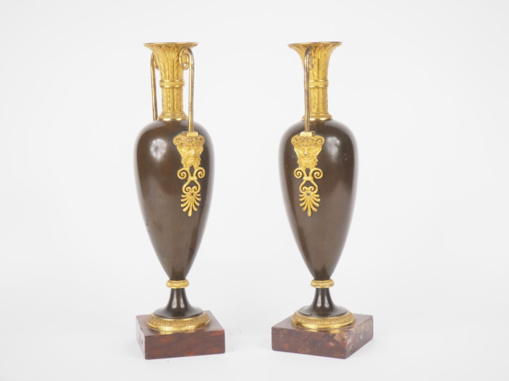 Paire de vases balustre XIXème de style Empire en bronze patiné et dor