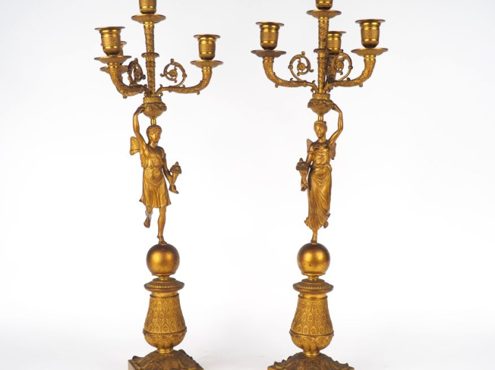 Paire de candélabres XIXème en bronze doré, à décor de femme ailée pré