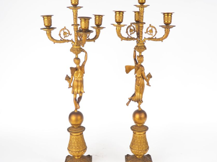 Paire de candélabres XIXème en bronze doré, à décor de femme ailée pré