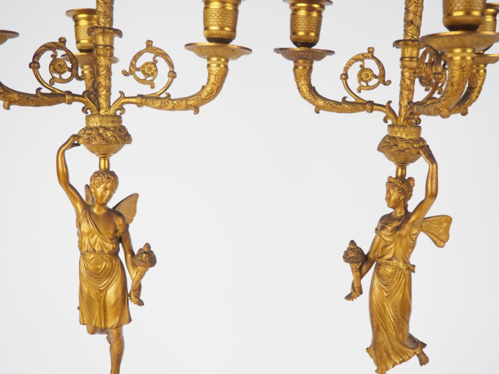 Paire de candélabres XIXème en bronze doré, à décor de femme ailée pré
