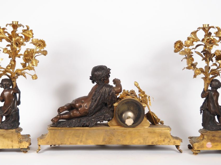 Garniture de cheminée Napoléon III en bronze patiné et doré, plaques d