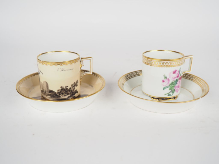 Tasse et sous tasse XIXème en porcelaine de Vienne à décor en grisaill