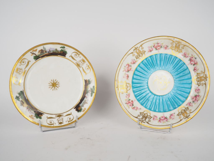 NAST à Paris. Assiette en porcelaine à décor polychrome et doré de pay