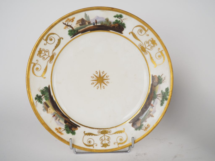 NAST à Paris. Assiette en porcelaine à décor polychrome et doré de pay