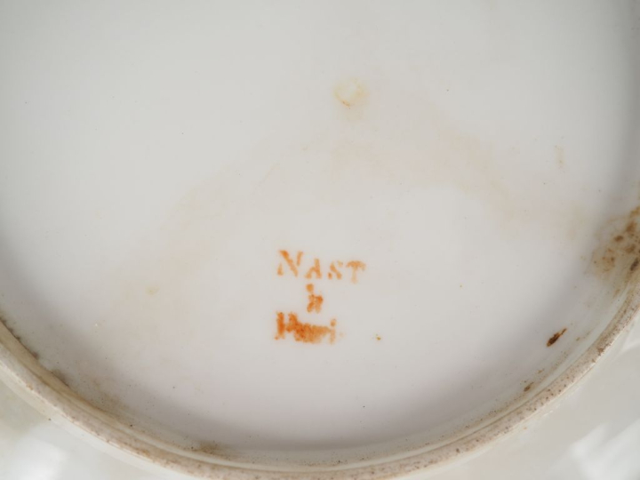 NAST à Paris. Assiette en porcelaine à décor polychrome et doré de pay