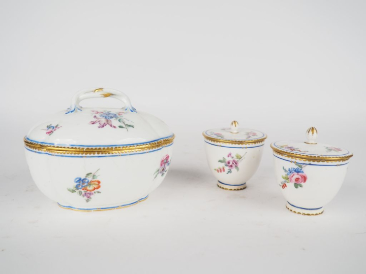 SEVRES (d'après). Sucrier en porcelaine à décor polychrome et doré de 