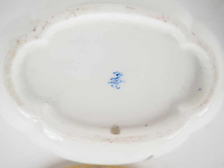 SEVRES (d'après). Sucrier en porcelaine à décor polychrome et doré de 
