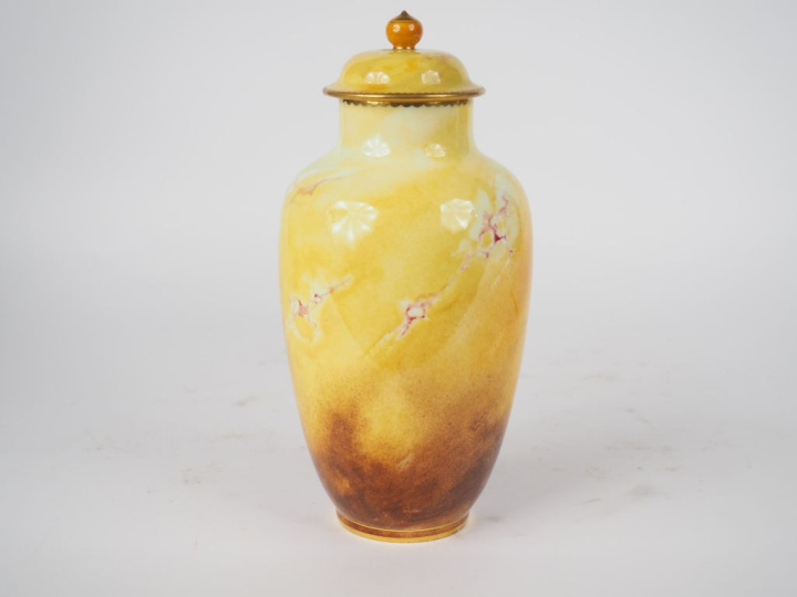 SEVRES.  Vase couvert en porcelaine, à décor marbré jaune et brun vein