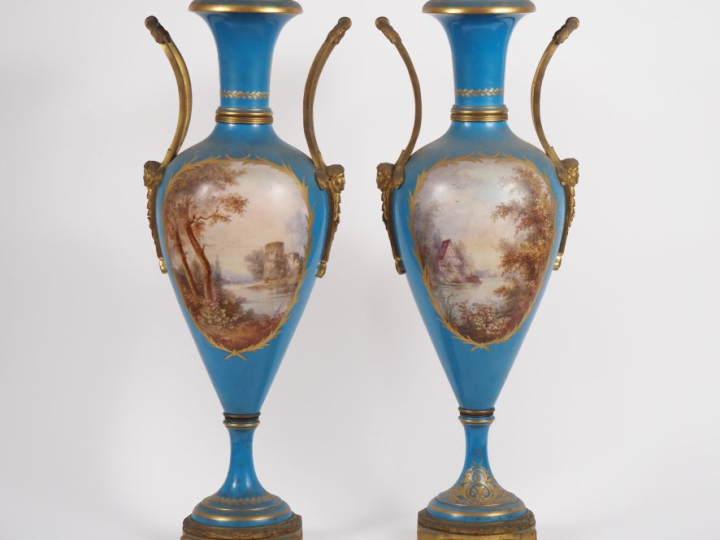 Paire de grands vases balustre de style Louis XVI, à décor dans des ré