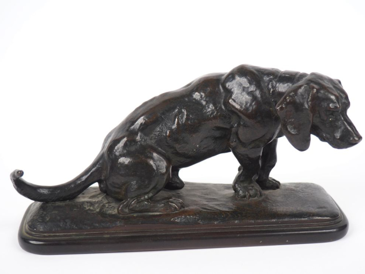 BARYE.  "le basset" Sculpture en bronze à patine brune  Signé (retirag