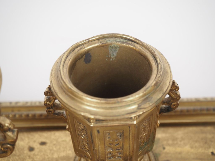 Nécessaire de bureau de style Louis XIV en bronze doré à décor de fris