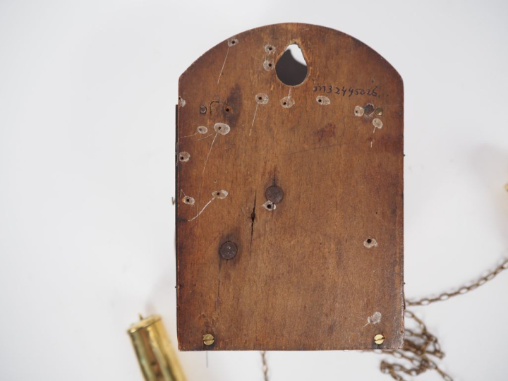 Pendulette murale en porcelaine à décor de fleurs polychrome, cadran é