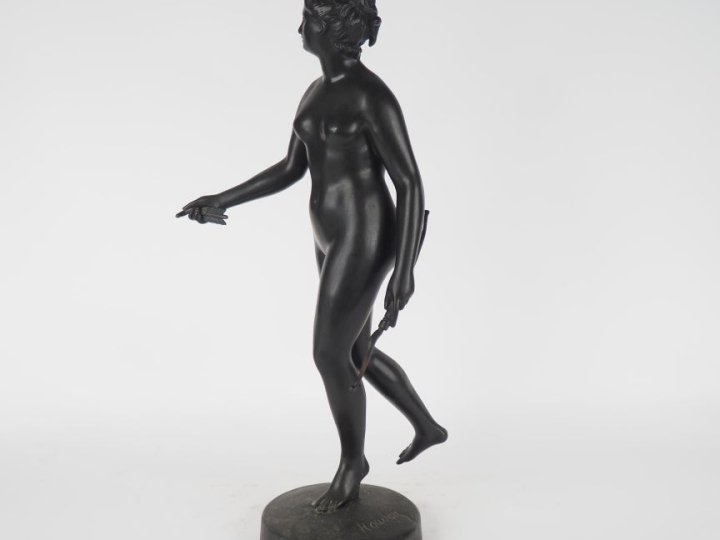 HOUDON (d'après). "Diane chasseresse". Sculpture en bronze. Signée. H.