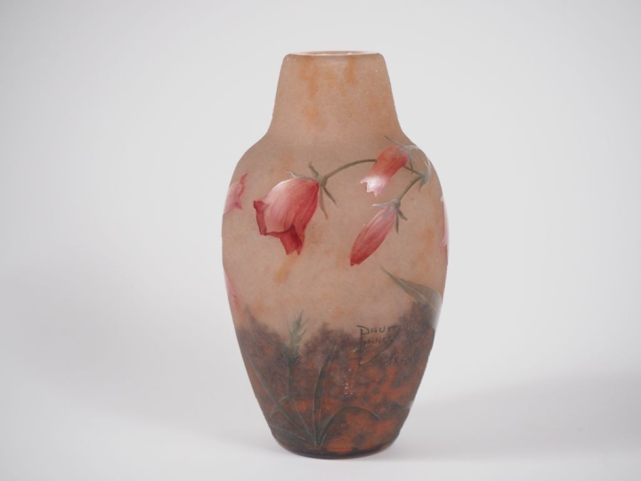 DAUM.  Vase en verre à décor émaillé de fleurs  Signé Daum Nancy Franc