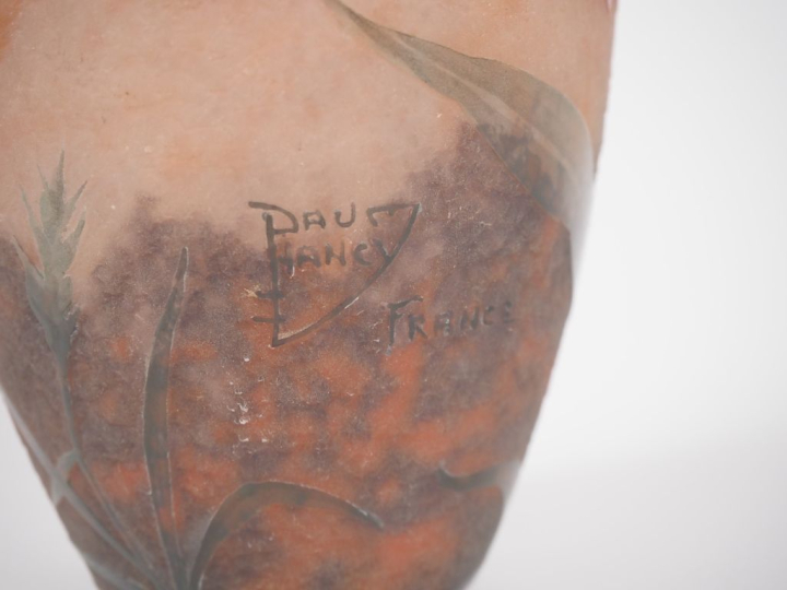 DAUM.  Vase en verre à décor émaillé de fleurs  Signé Daum Nancy Franc