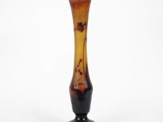 Vente aux enchères DAUM.  Grand vase balustre en verre à décor gravé en camée à l'acide d