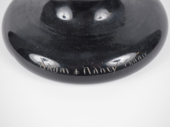 DAUM.  Grand vase balustre en verre à décor gravé en camée à l'acide d