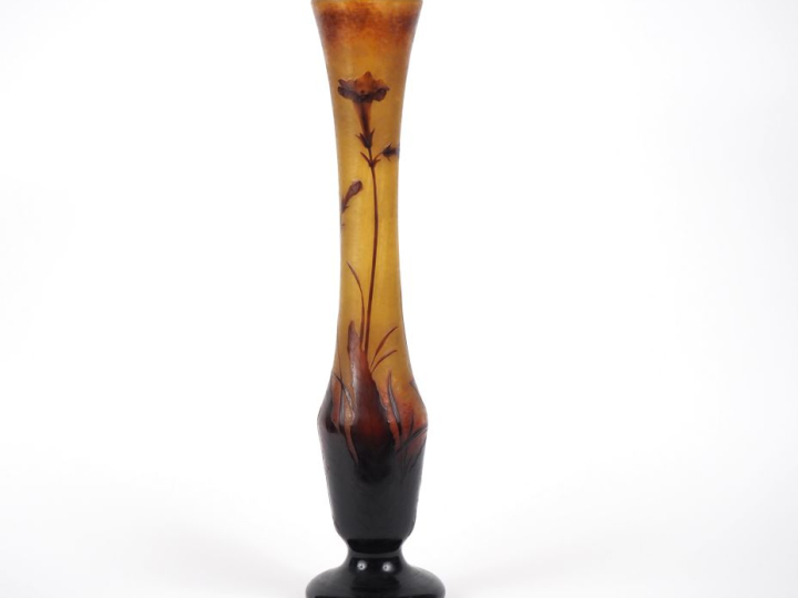 DAUM.  Grand vase balustre en verre à décor gravé en camée à l'acide d