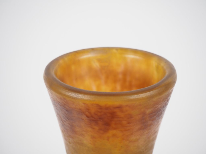 DAUM.  Grand vase balustre en verre à décor gravé en camée à l'acide d