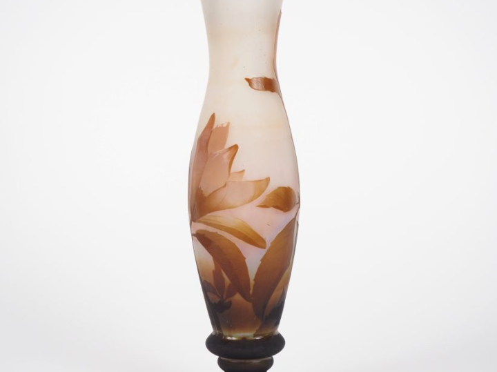 DAUM.  Vase ovoide en verre à décor gravé en camée à l'acide de fleurs