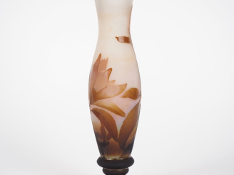 Vente aux enchères DAUM.  Vase ovoide en verre à décor gravé en camée à l'acide de fleurs