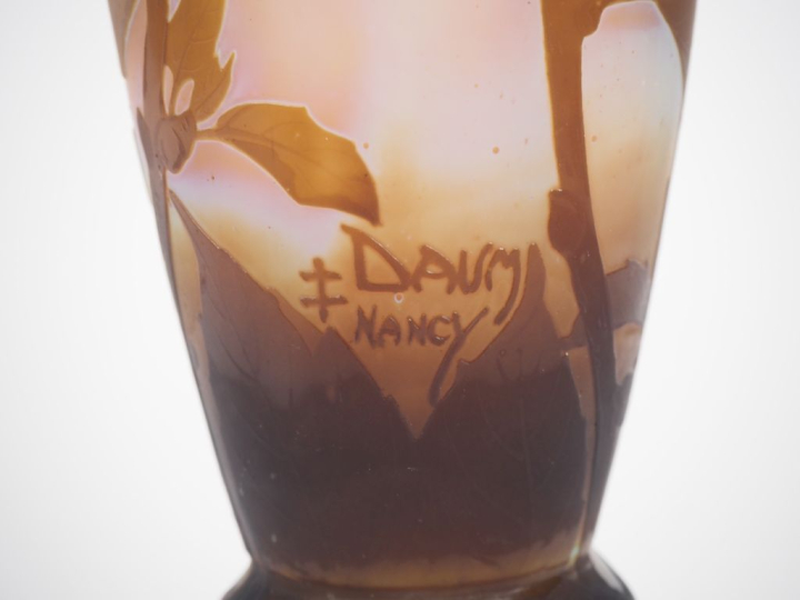 DAUM.  Vase ovoide en verre à décor gravé en camée à l'acide de fleurs