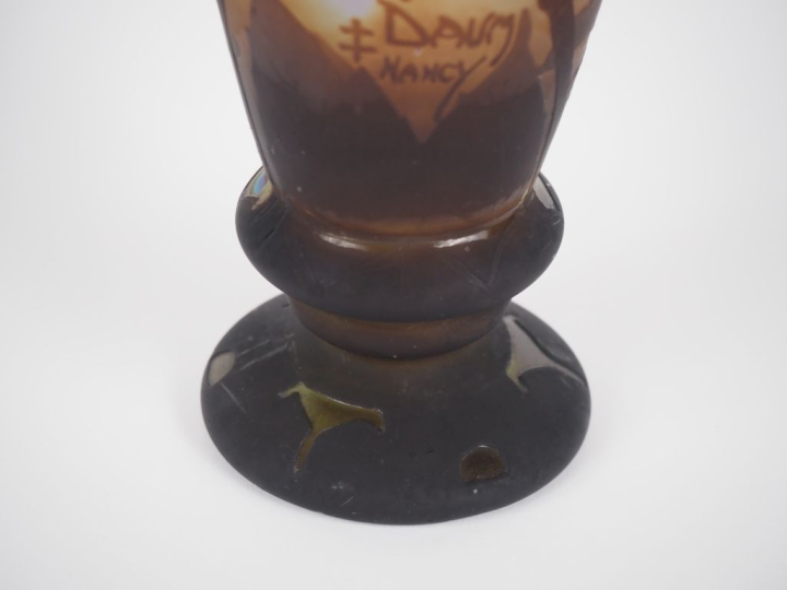 DAUM.  Vase ovoide en verre à décor gravé en camée à l'acide de fleurs