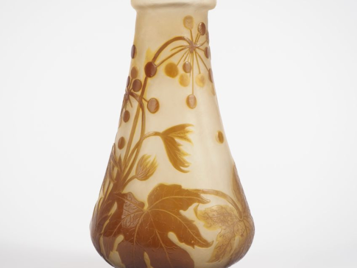 GALLE.  Vase ovoide en verre à décor gravé en camée et à l'acide de fl