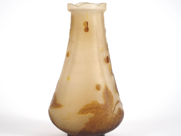 GALLE.  Vase ovoide en verre à décor gravé en camée et à l'acide de fl