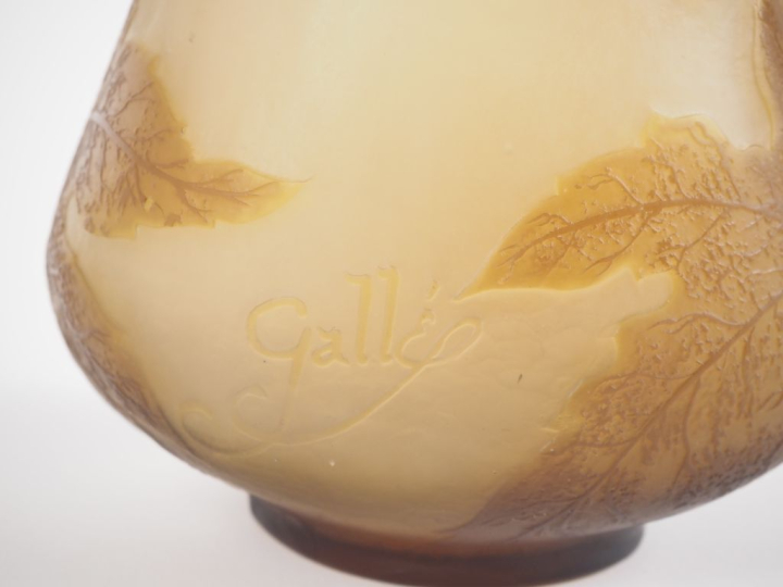 GALLE.  Vase ovoide en verre à décor gravé en camée et à l'acide de fl