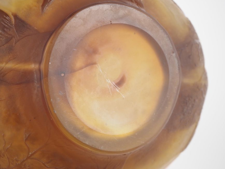 GALLE.  Vase ovoide en verre à décor gravé en camée et à l'acide de fl