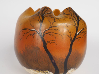 Vente aux enchères LEGRAS.  Vase boule en verre peint, à décor de paysage de neige, col p