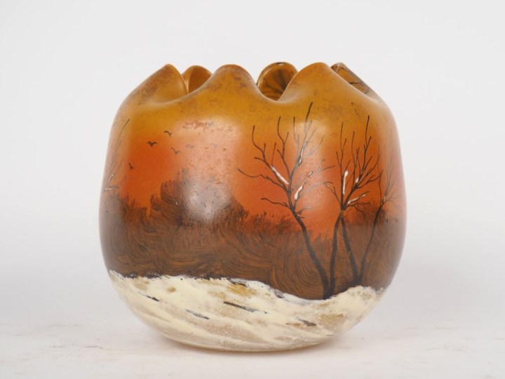 LEGRAS.  Vase boule en verre peint, à décor de paysage de neige, col p