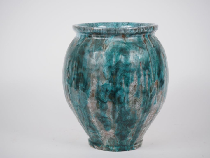 POL.  Vase en céramique irisée à décor nuancé bleu, vert et gris. Sign