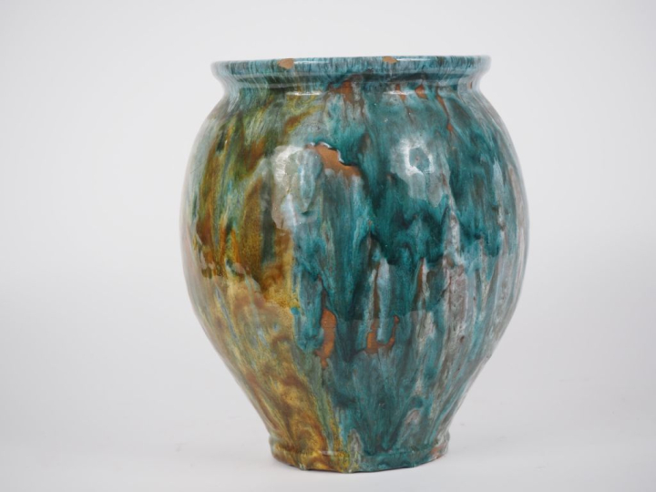 POL.  Vase en céramique irisée à décor nuancé bleu, vert et gris. Sign