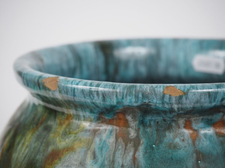 POL.  Vase en céramique irisée à décor nuancé bleu, vert et gris. Sign