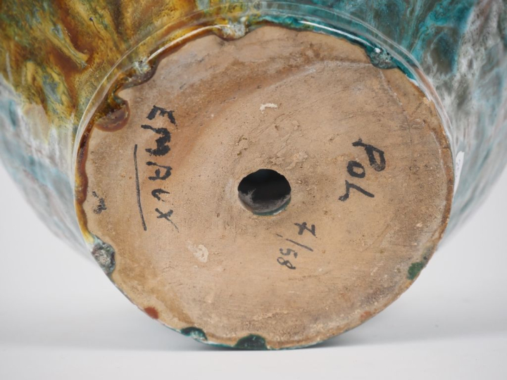 POL.  Vase en céramique irisée à décor nuancé bleu, vert et gris. Sign
