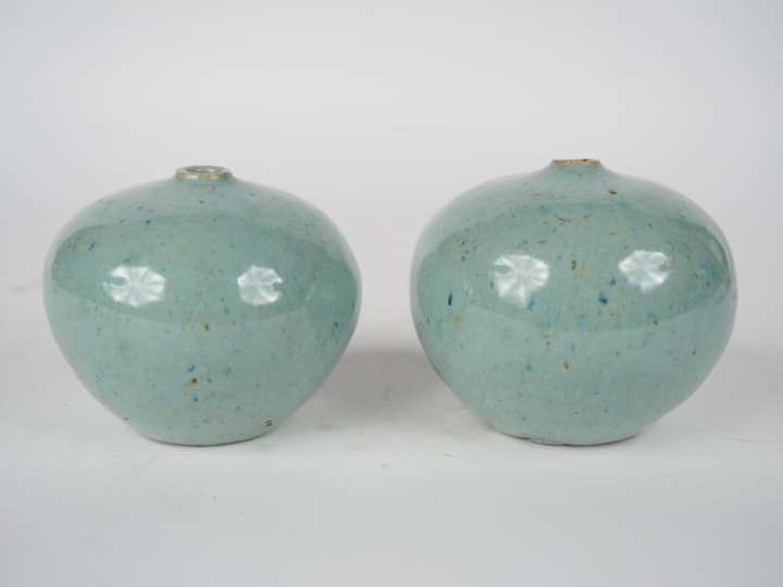 Paire de soliflores de forme boule en grès moucheté bleu ciel.  H. 8 c