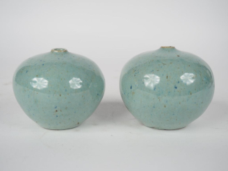 Vente aux enchères Paire de soliflores de forme boule en grès moucheté bleu ciel.  H. 8 c