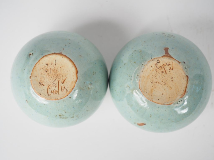 Paire de soliflores de forme boule en grès moucheté bleu ciel.  H. 8 c