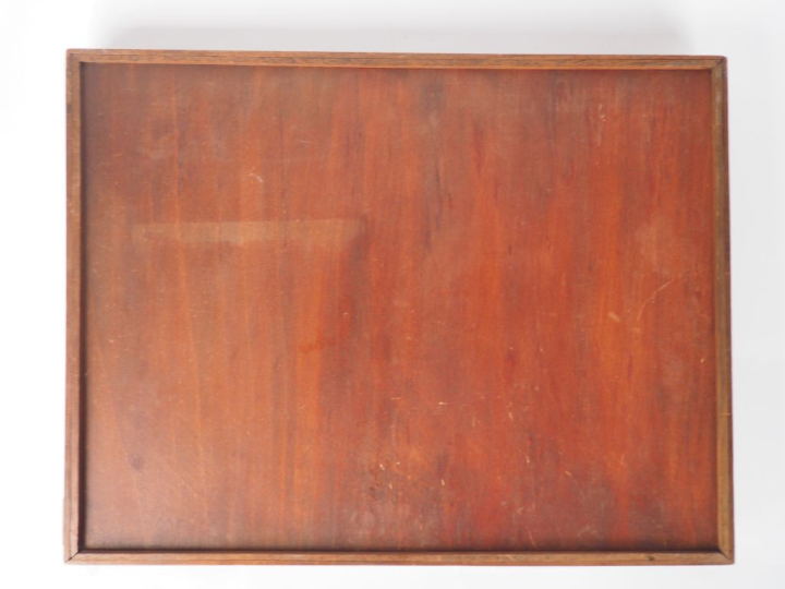 A. BIJON à Toulouse. Plateau Art Nouveau en marqueterie à décor de ros