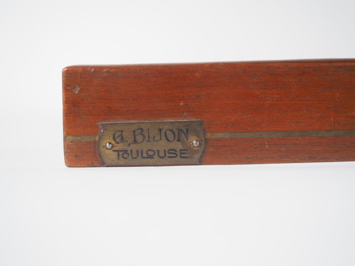 A. BIJON à Toulouse. Plateau Art Nouveau en marqueterie à décor de ros