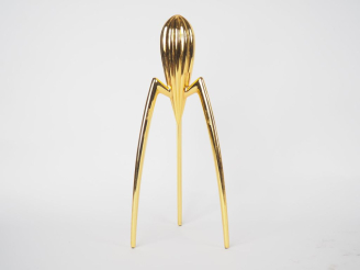 Vente aux enchères ALESSI.  Presse-agrume tripode en métal doré Signé H. 30 cm