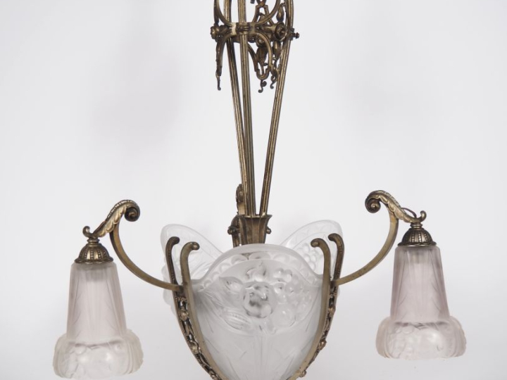 P. GILLES. Lustre de style Art Déco en verre sablé, monture en fer for