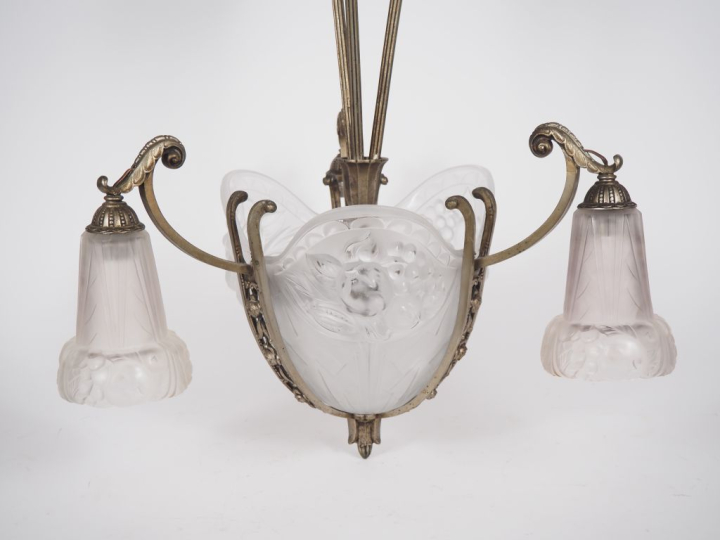 P. GILLES. Lustre de style Art Déco en verre sablé, monture en fer for
